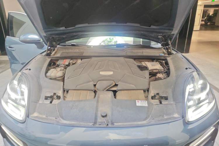 Used Porsche Cayenne 2018 Cayenne 3.0T Engine Bay