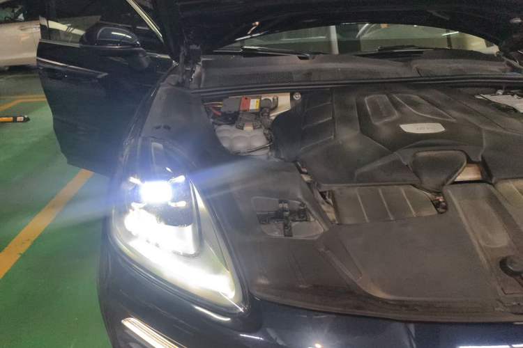 Used Porsche Cayenne 2018 Cayenne 3.0T Engine Bay Right