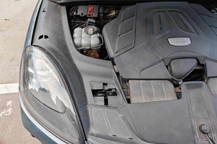 Used Porsche Cayenne 2018 Cayenne 3.0T Engine Bay Right