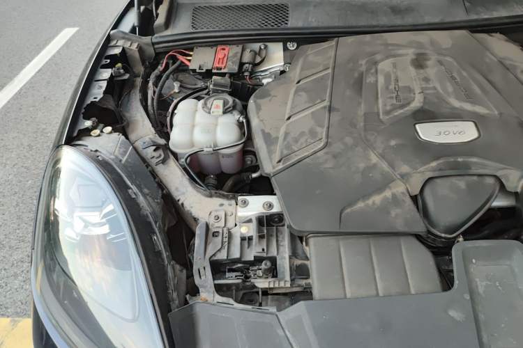 Used Porsche Cayenne 2018 Cayenne 3.0T Engine Bay Right