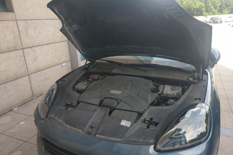 Used Porsche Cayenne 2018 Cayenne S 2.9T Engine Bay