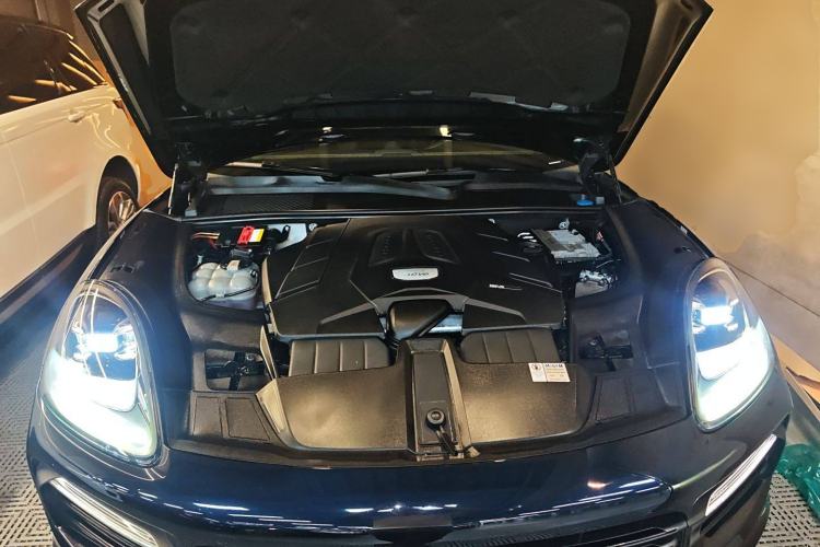Used Porsche Cayenne 2018 3.0T Engine Bay