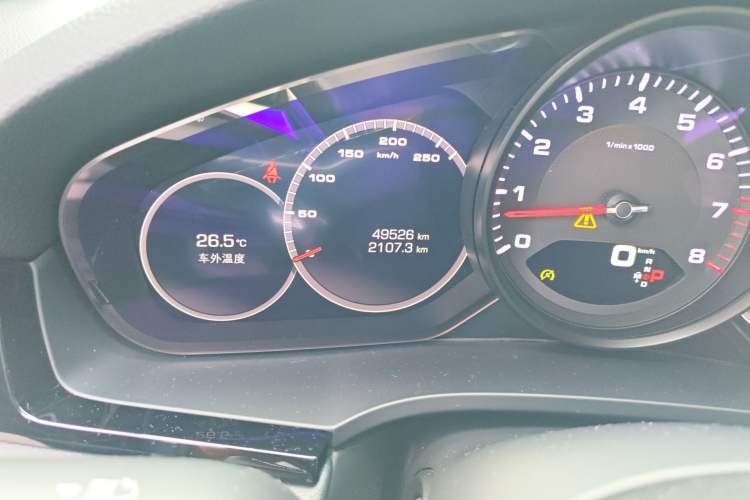 Used Porsche Cayenne 2018 Cayenne 3.0T Odometer Close Up