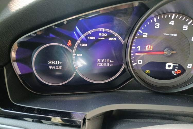 Used Porsche Cayenne 2018 Cayenne 3.0T Odometer Close Up