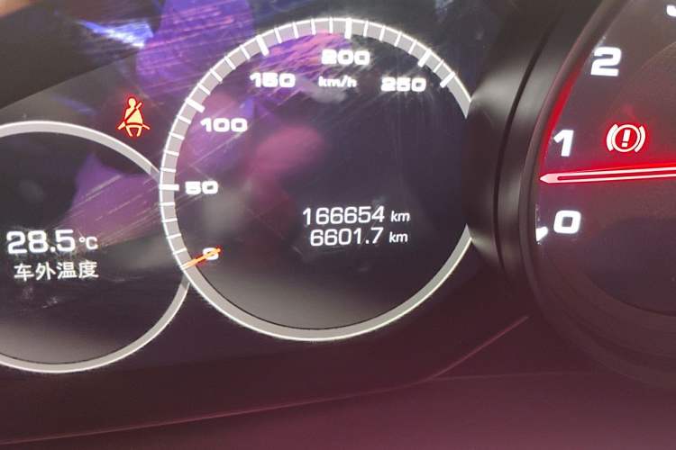 Used Porsche Cayenne 2018 Cayenne 3.0T Odometer Close Up