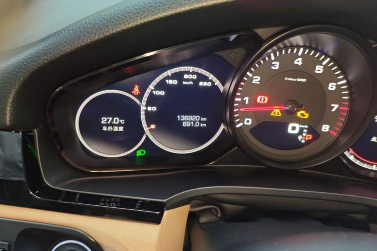 Used Porsche Cayenne 2018 Cayenne 3.0T Odometer Close Up