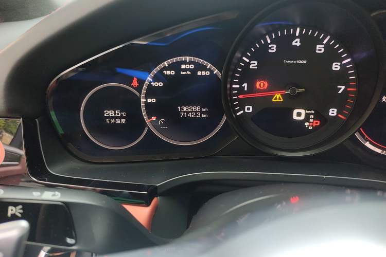 Used Porsche Cayenne 2018 Cayenne 3.0T Odometer Close Up