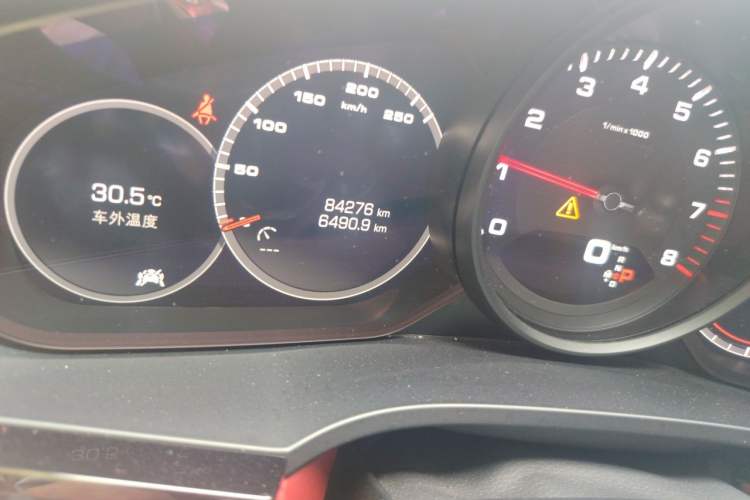 Used Porsche Cayenne 2018 Cayenne 3.0T Odometer Close Up