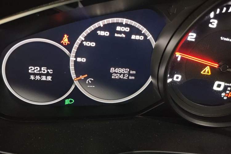 Used Porsche Cayenne 2018 Cayenne 3.0T Odometer Close Up