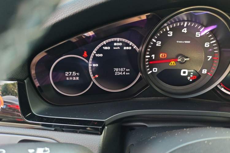 Used Porsche Cayenne 2018 Cayenne 3.0T Odometer Close Up