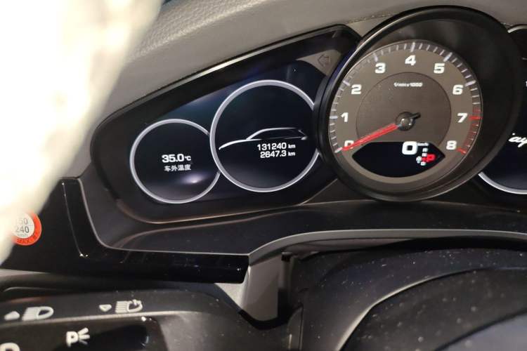 Used Porsche Cayenne 2018 Cayenne 3.0T Odometer Close Up