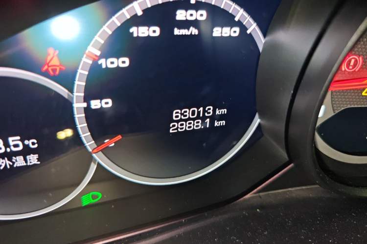 Used Porsche Cayenne 2018 Cayenne 3.0T Odometer Close Up