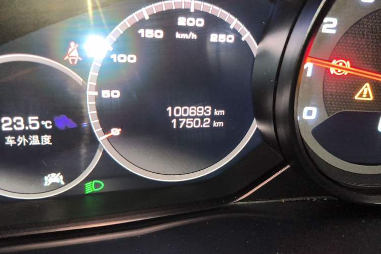 Used Porsche Cayenne 2018 Cayenne 3.0T Odometer Close Up