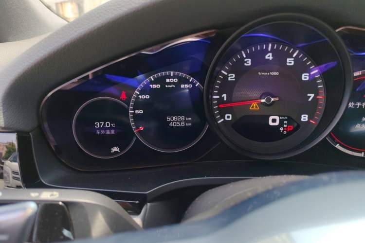 Used Porsche Cayenne 2018 Cayenne 3.0T Odometer Close Up