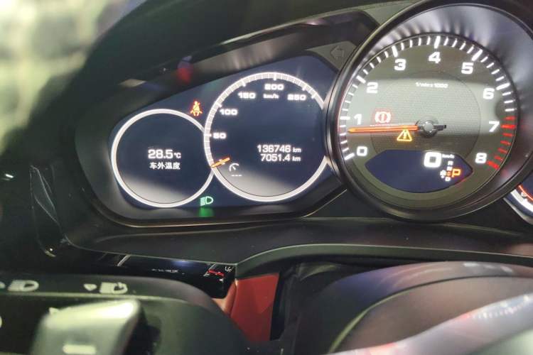 Used Porsche Cayenne 2018 Cayenne 3.0T Odometer Close Up