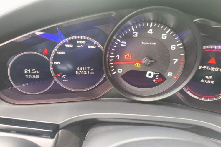 Used Porsche Cayenne 2018 Cayenne 3.0T Odometer Close Up