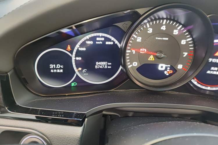 Used Porsche Cayenne 2018 Cayenne 3.0T Odometer Close Up