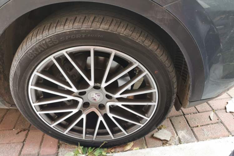 Used Porsche Cayenne  Right Front Wheel Hub