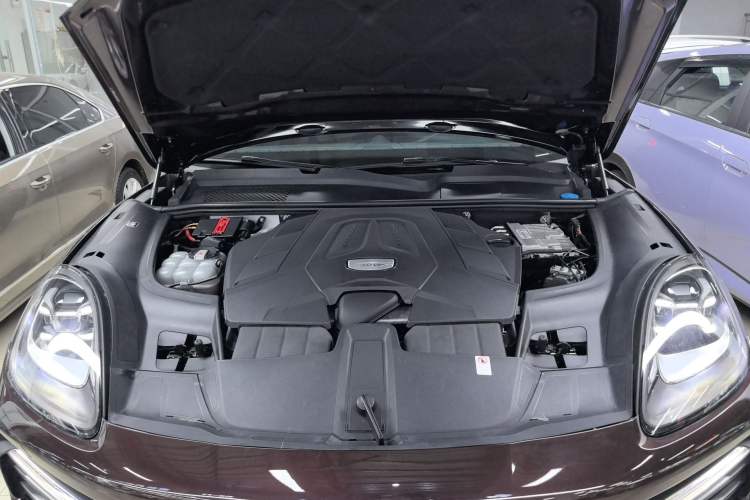 Used Porsche Cayenne 2018 Cayenne 3.0T Engine Bay