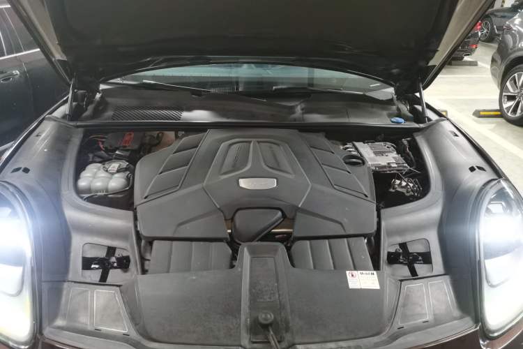 Used Porsche Cayenne 2018 Cayenne 3.0T Engine Bay