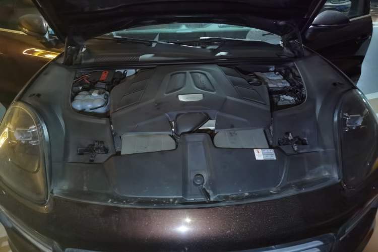 Used Porsche Cayenne 2018 Cayenne 3.0T Engine Bay