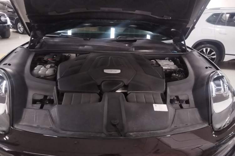 Used Porsche Cayenne 2018 Cayenne 3.0T Engine Bay