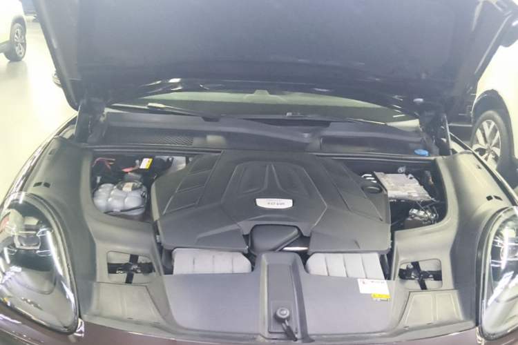 Used Porsche Cayenne 2018 Cayenne 3.0T Engine Bay