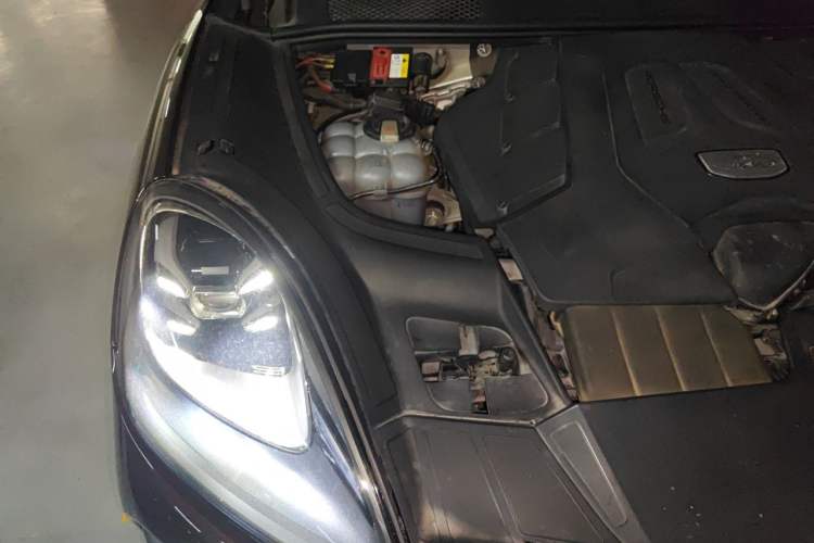 Used Porsche Cayenne 2018 Cayenne 3.0T Engine Bay Right