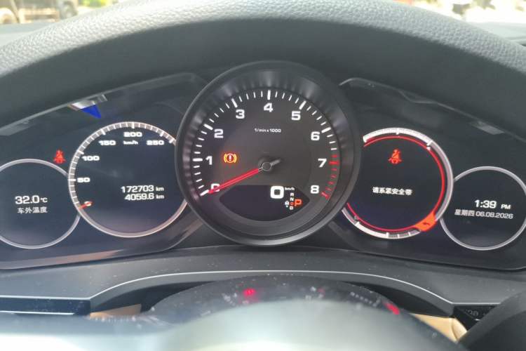 Used Porsche Cayenne 2018 Cayenne 3.0T Odometer Close Up
