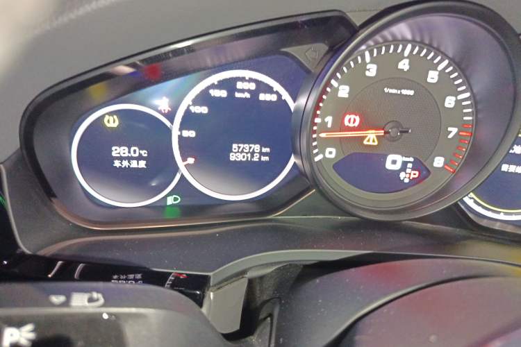 Used Porsche Cayenne 2018 Cayenne 3.0T Odometer Close Up