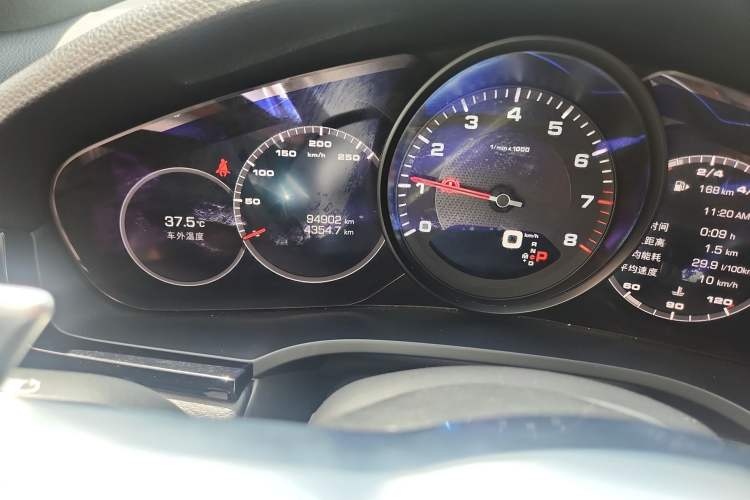 Used Porsche Cayenne 2018 Cayenne 3.0T Odometer Close Up