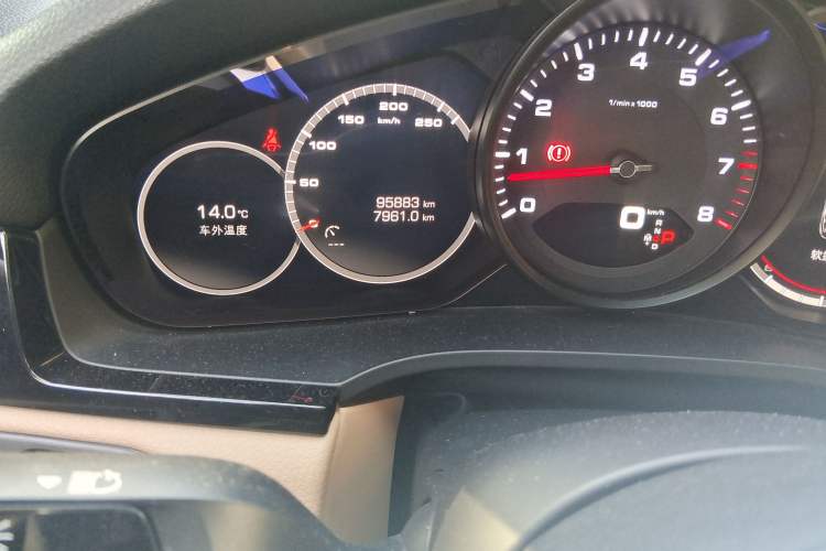 Used Porsche Cayenne 2018 Cayenne 3.0T Odometer Close Up