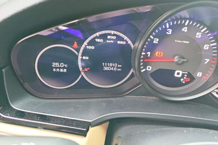 Used Porsche Cayenne 2018 Cayenne 3.0T Odometer Close Up