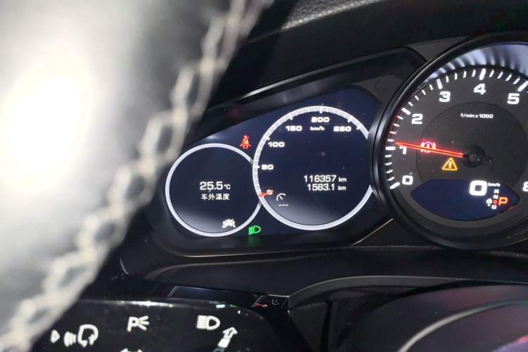 Used Porsche Cayenne 2018 Cayenne 3.0T Odometer Close Up