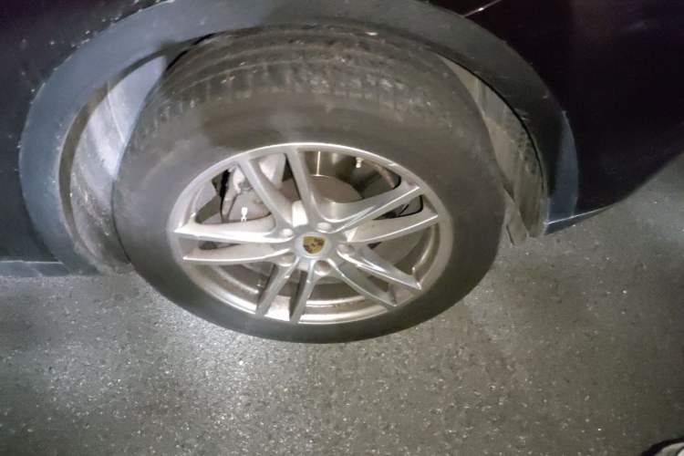 Used Porsche Cayenne 2018 Cayenne 3.0T Right Front Wheel Hub