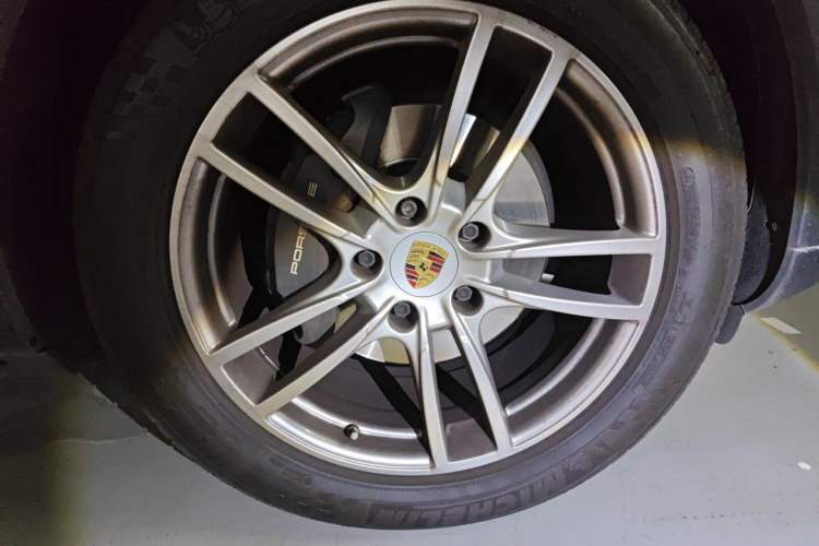 Used Porsche Cayenne 2018 Cayenne 3.0T Right Front Wheel Hub