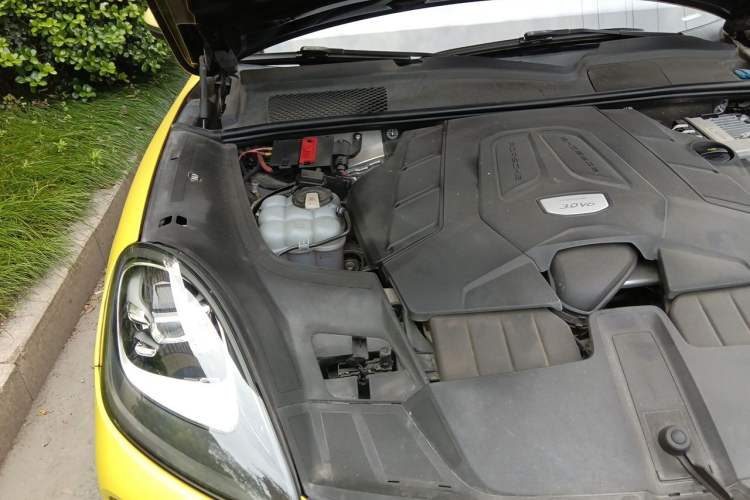 Used Porsche Cayenne 2018 Cayenne 3.0T Engine Bay Right
