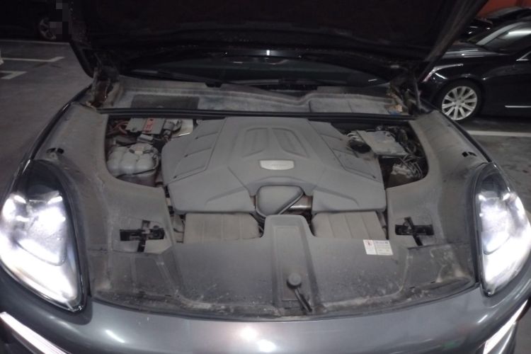 Used Porsche Cayenne 2018 Cayenne 3.0T Engine Bay