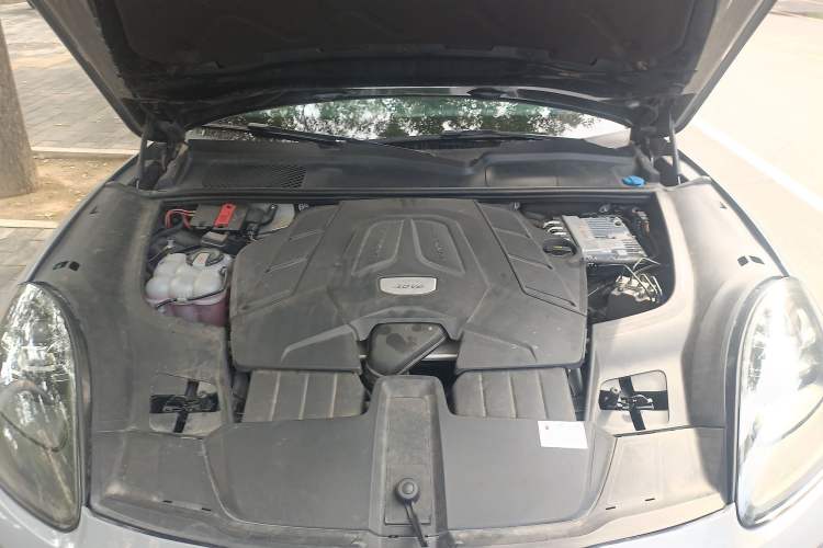 Used Porsche Cayenne 2018 Cayenne 3.0T Engine Bay