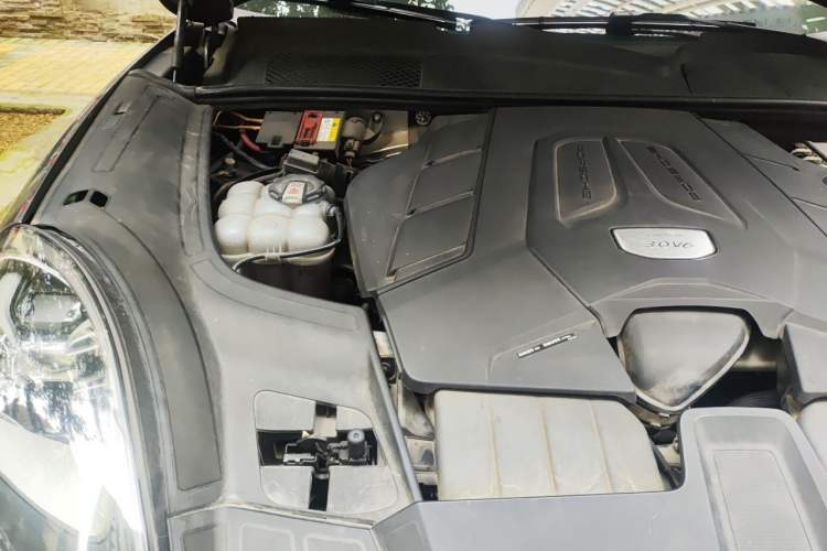 Used Porsche Cayenne 2018 Cayenne 3.0T Engine Bay Right