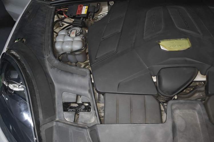 Used Porsche Cayenne 2018 Cayenne 3.0T Engine Bay Right