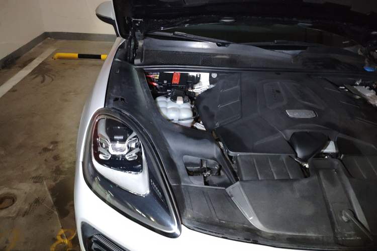 Used Porsche Cayenne 2018 Cayenne 3.0T Engine Bay Right