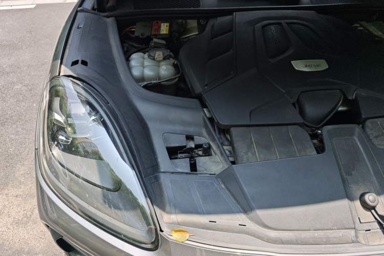 Used Porsche Cayenne 2018 Cayenne 3.0T Engine Bay Right