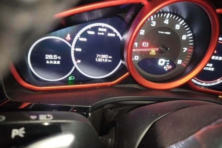 Used Porsche Cayenne 2018 Cayenne 3.0T Odometer Close Up
