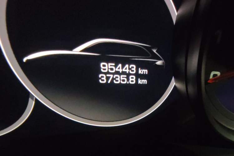 Used Porsche Cayenne 2018 Cayenne 3.0T Odometer Close Up