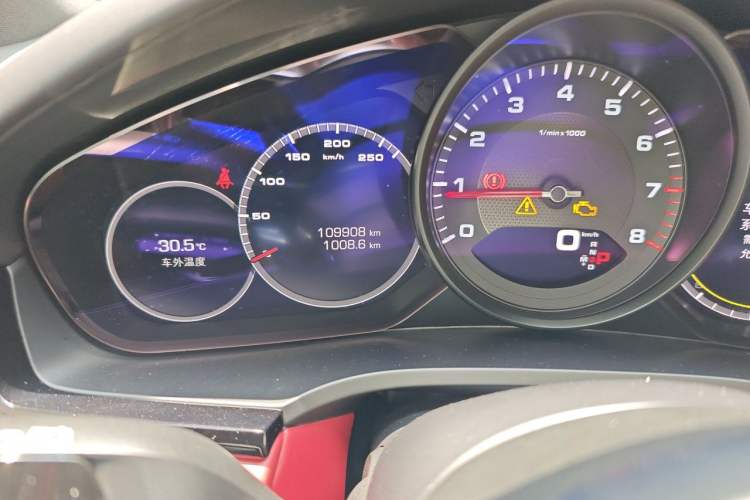Used Porsche Cayenne 2018 Cayenne 3.0T Odometer Close Up