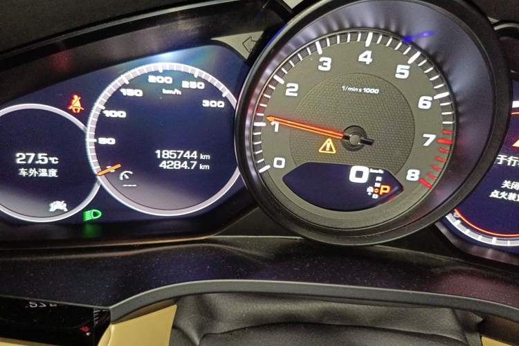 Used Porsche Cayenne 2018 Cayenne 3.0T Odometer Close Up