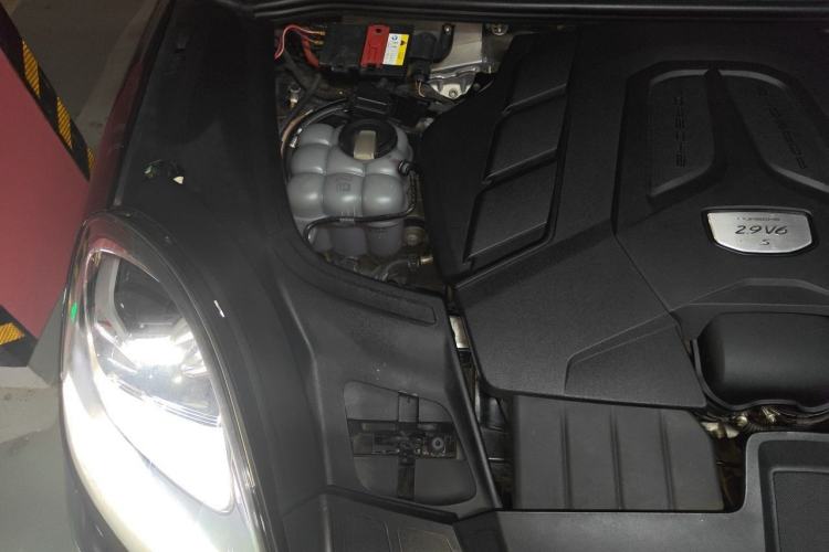 Used Porsche Cayenne 2018 Cayenne S 2.9T Engine Bay Right