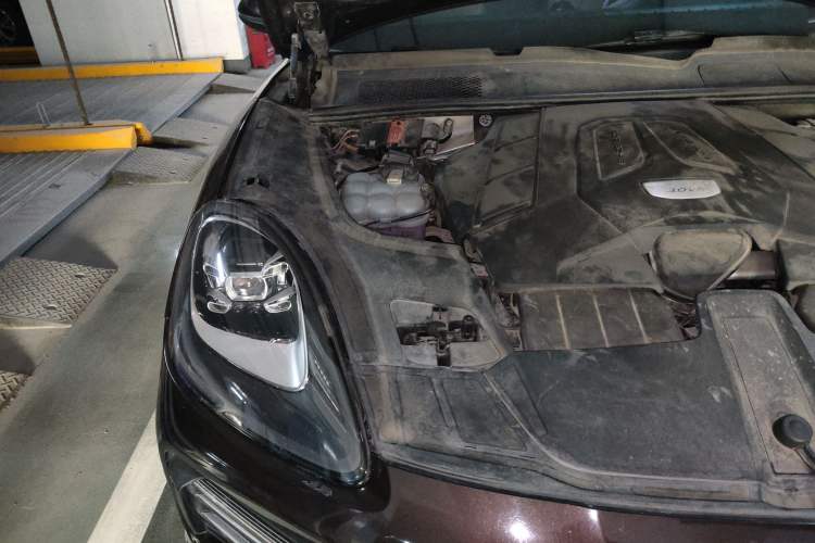Used Porsche Cayenne 2018 Cayenne 3.0T Engine Bay Right