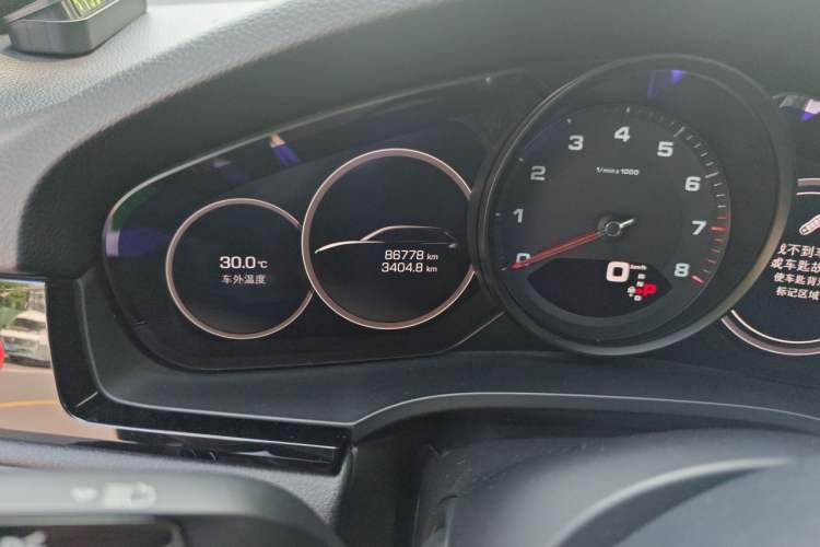 Used Porsche Cayenne 2018 Cayenne 3.0T Odometer Close Up